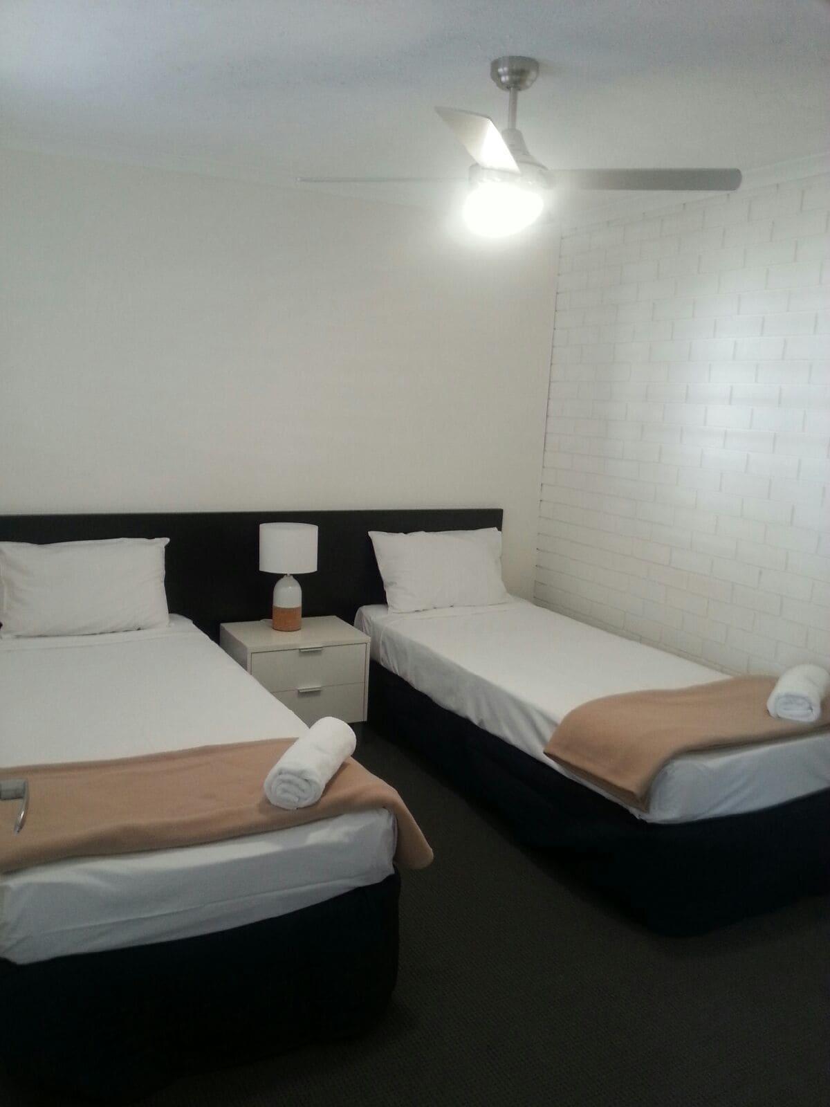 Broadbeach Travel Inn Apartments Гоулд Коуст Екстериор снимка