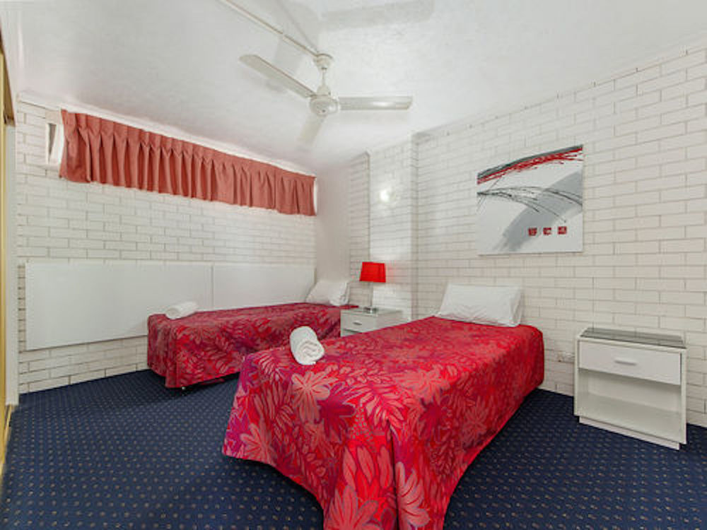 Broadbeach Travel Inn Apartments Гоулд Коуст Екстериор снимка