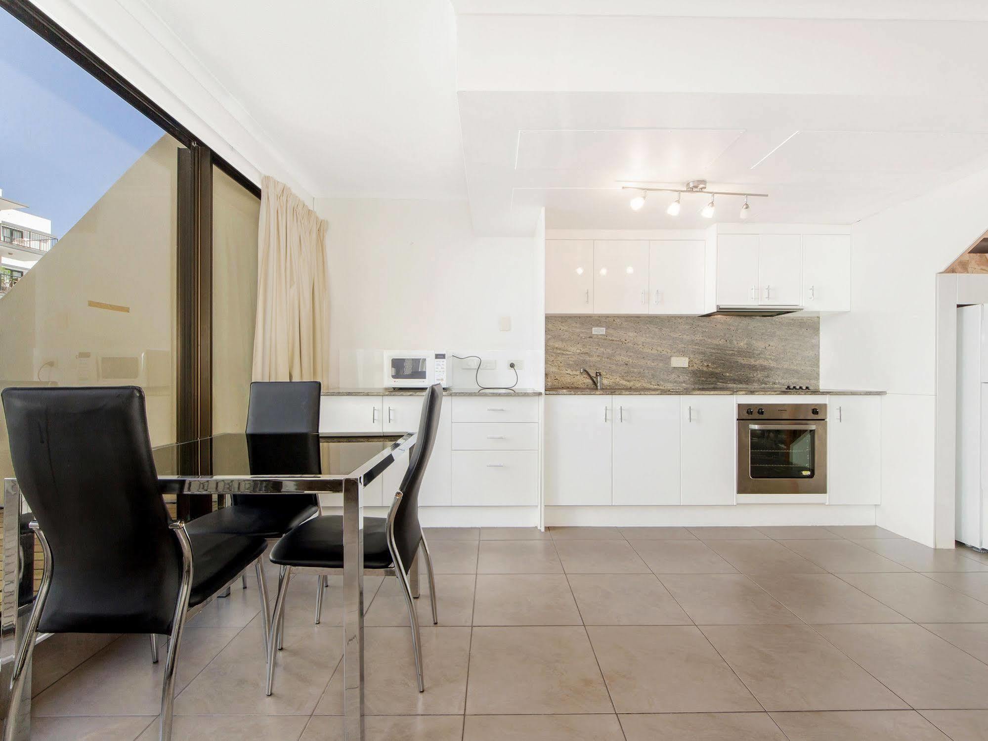 Broadbeach Travel Inn Apartments Гоулд Коуст Екстериор снимка