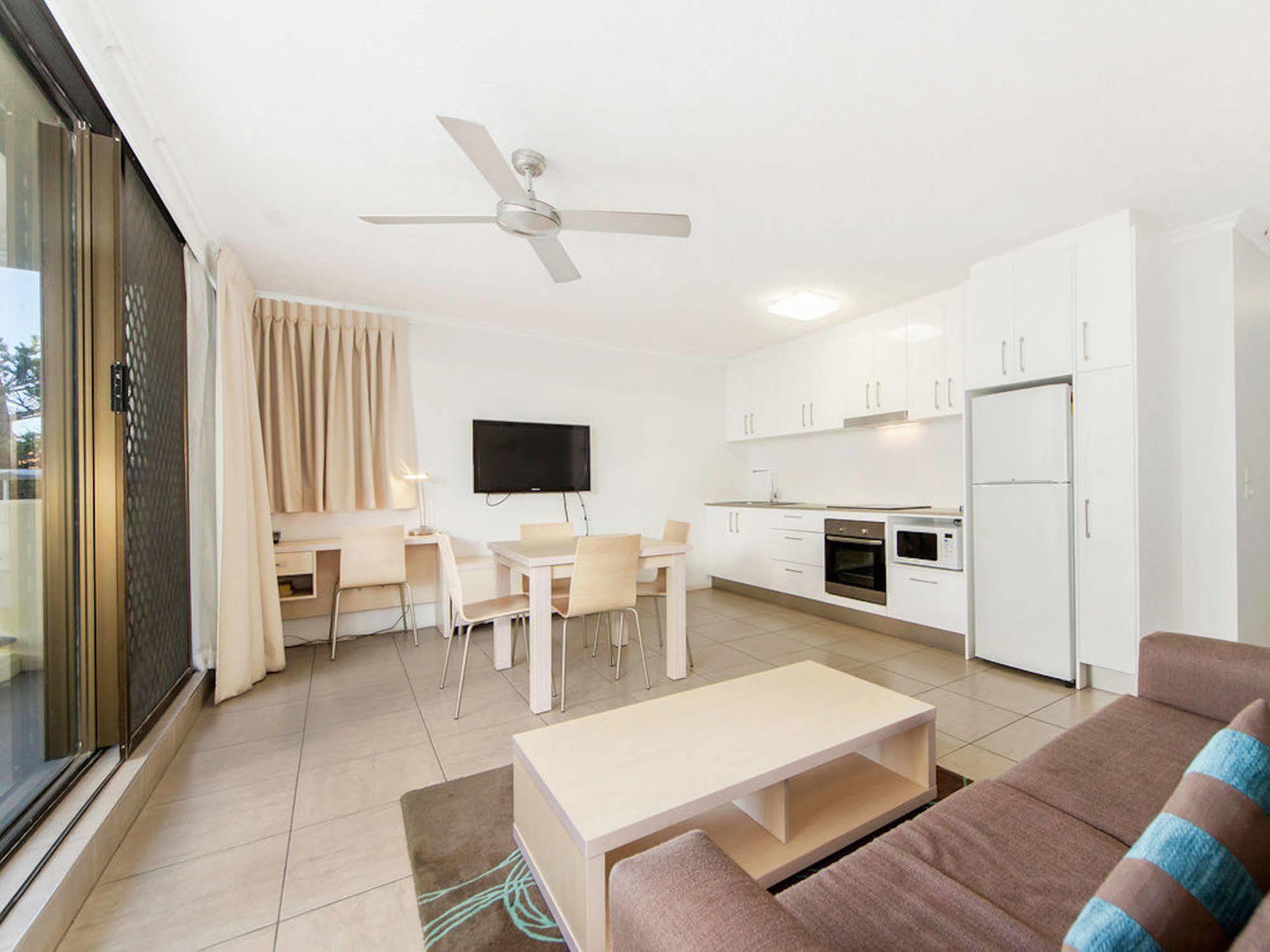 Broadbeach Travel Inn Apartments Гоулд Коуст Екстериор снимка