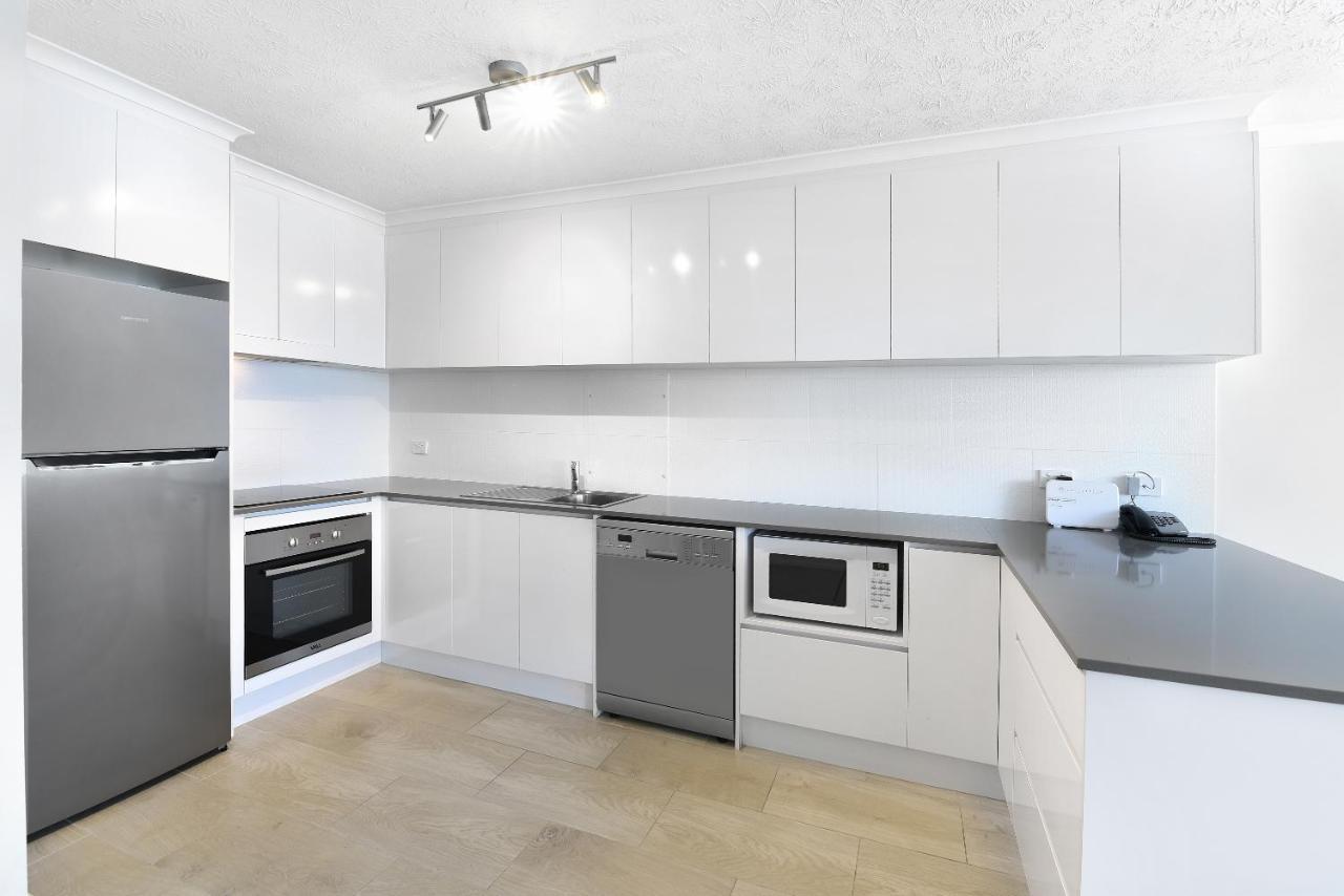 Broadbeach Travel Inn Apartments Гоулд Коуст Екстериор снимка